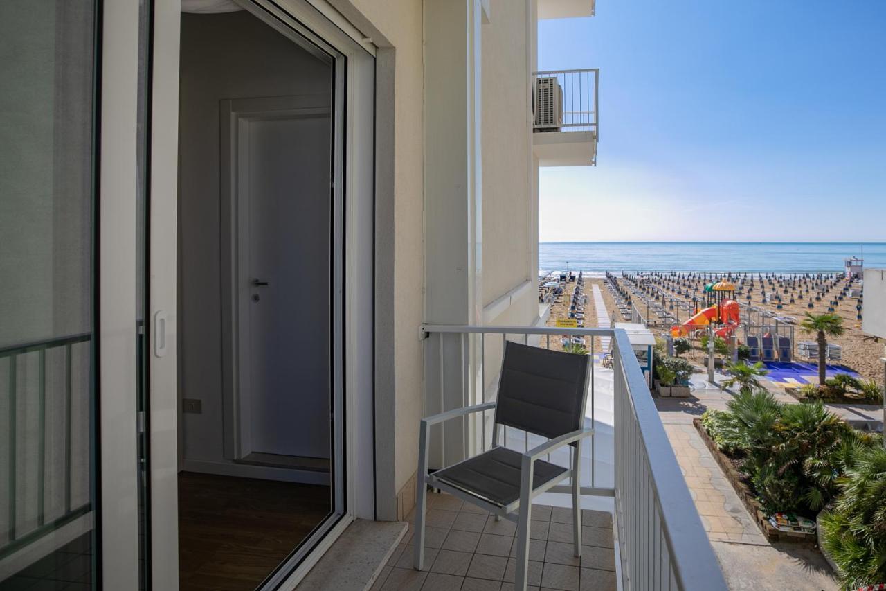 Hotel Boston 3 Stelle Superior Frontemare Лідо-ді-Єзоло Екстер'єр фото