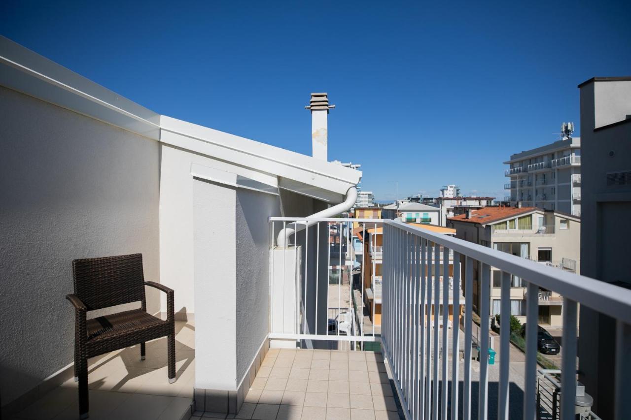 Hotel Boston 3 Stelle Superior Frontemare Лідо-ді-Єзоло Екстер'єр фото