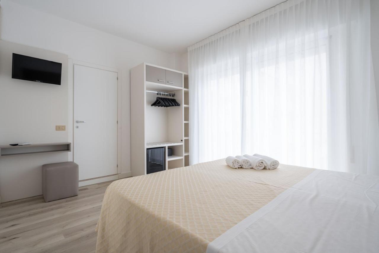 Hotel Boston 3 Stelle Superior Frontemare Лідо-ді-Єзоло Екстер'єр фото