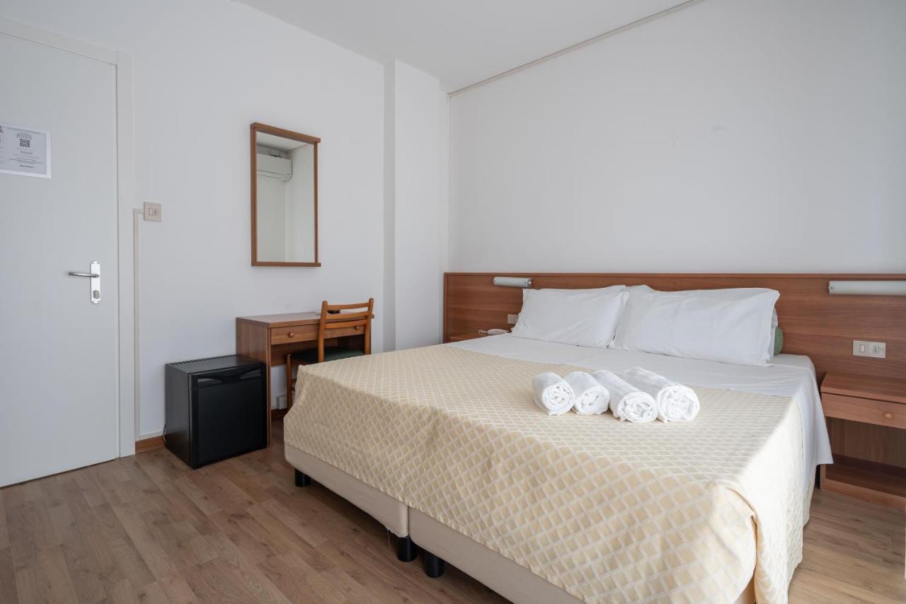 Hotel Boston 3 Stelle Superior Frontemare Лідо-ді-Єзоло Екстер'єр фото