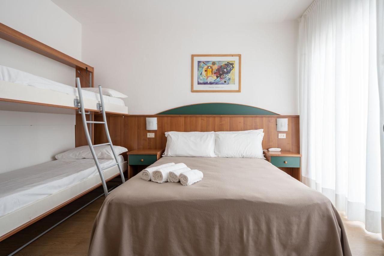 Hotel Boston 3 Stelle Superior Frontemare Лідо-ді-Єзоло Екстер'єр фото