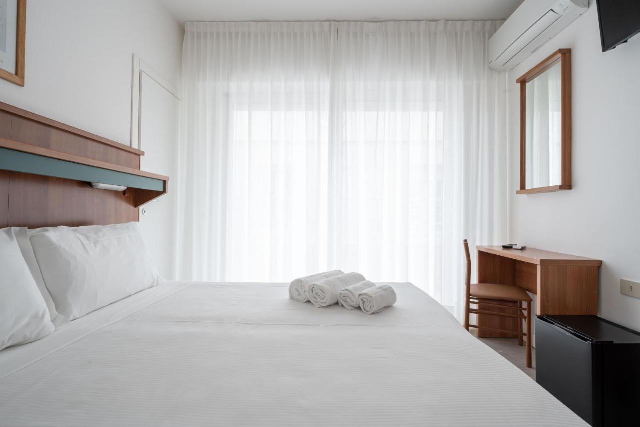Hotel Boston 3 Stelle Superior Frontemare Лідо-ді-Єзоло Екстер'єр фото