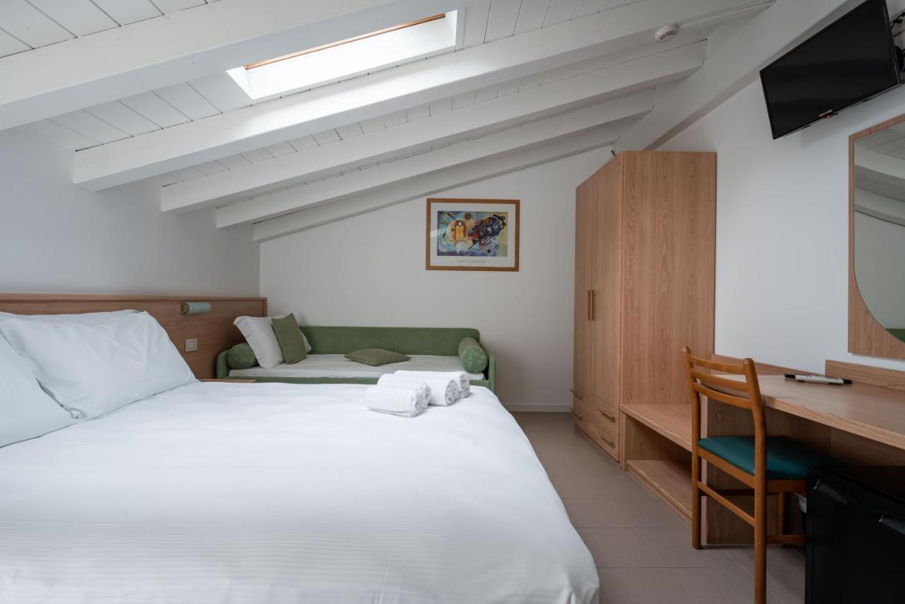 Hotel Boston 3 Stelle Superior Frontemare Лідо-ді-Єзоло Екстер'єр фото