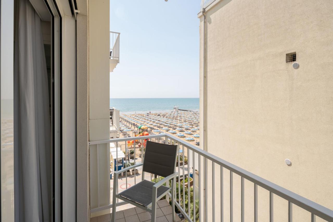 Hotel Boston 3 Stelle Superior Frontemare Лідо-ді-Єзоло Екстер'єр фото