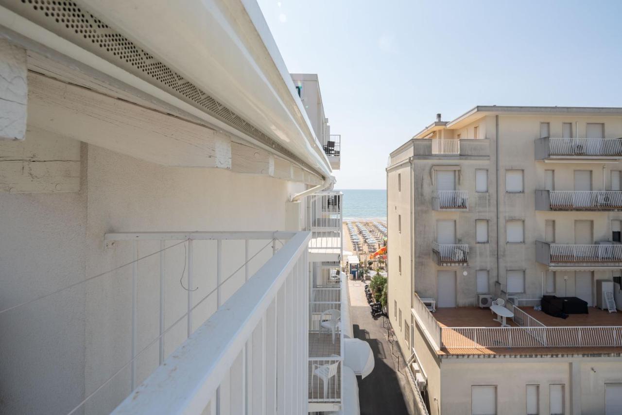 Hotel Boston 3 Stelle Superior Frontemare Лідо-ді-Єзоло Екстер'єр фото