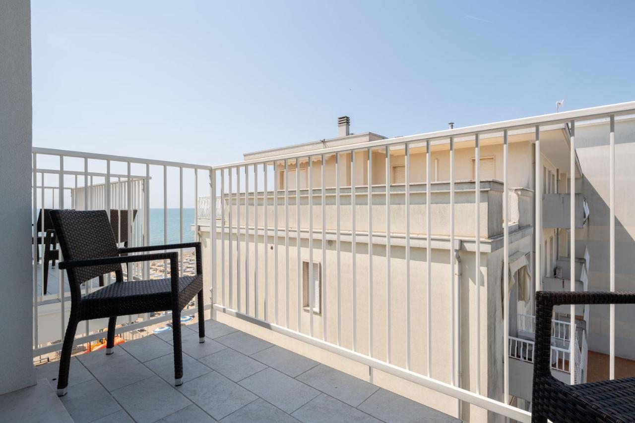 Hotel Boston 3 Stelle Superior Frontemare Лідо-ді-Єзоло Екстер'єр фото