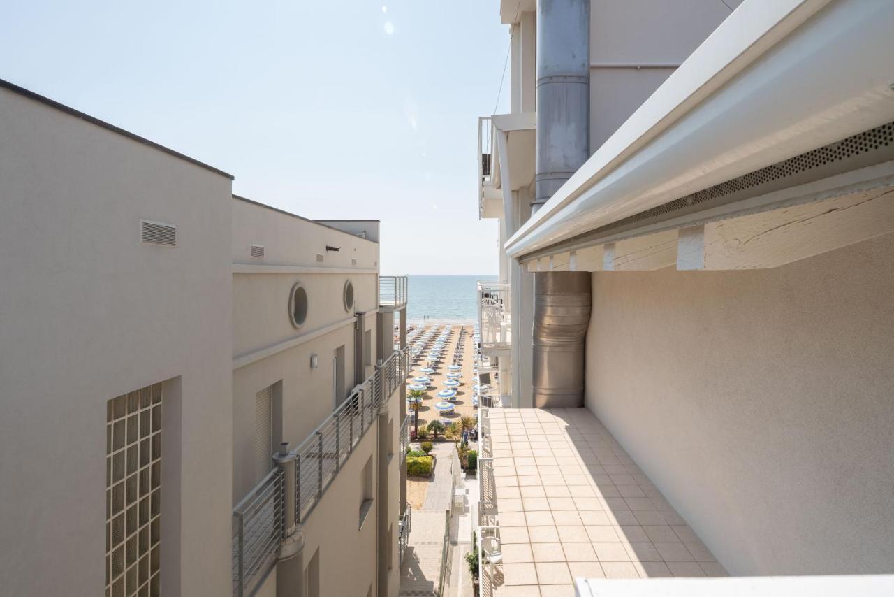Hotel Boston 3 Stelle Superior Frontemare Лідо-ді-Єзоло Екстер'єр фото