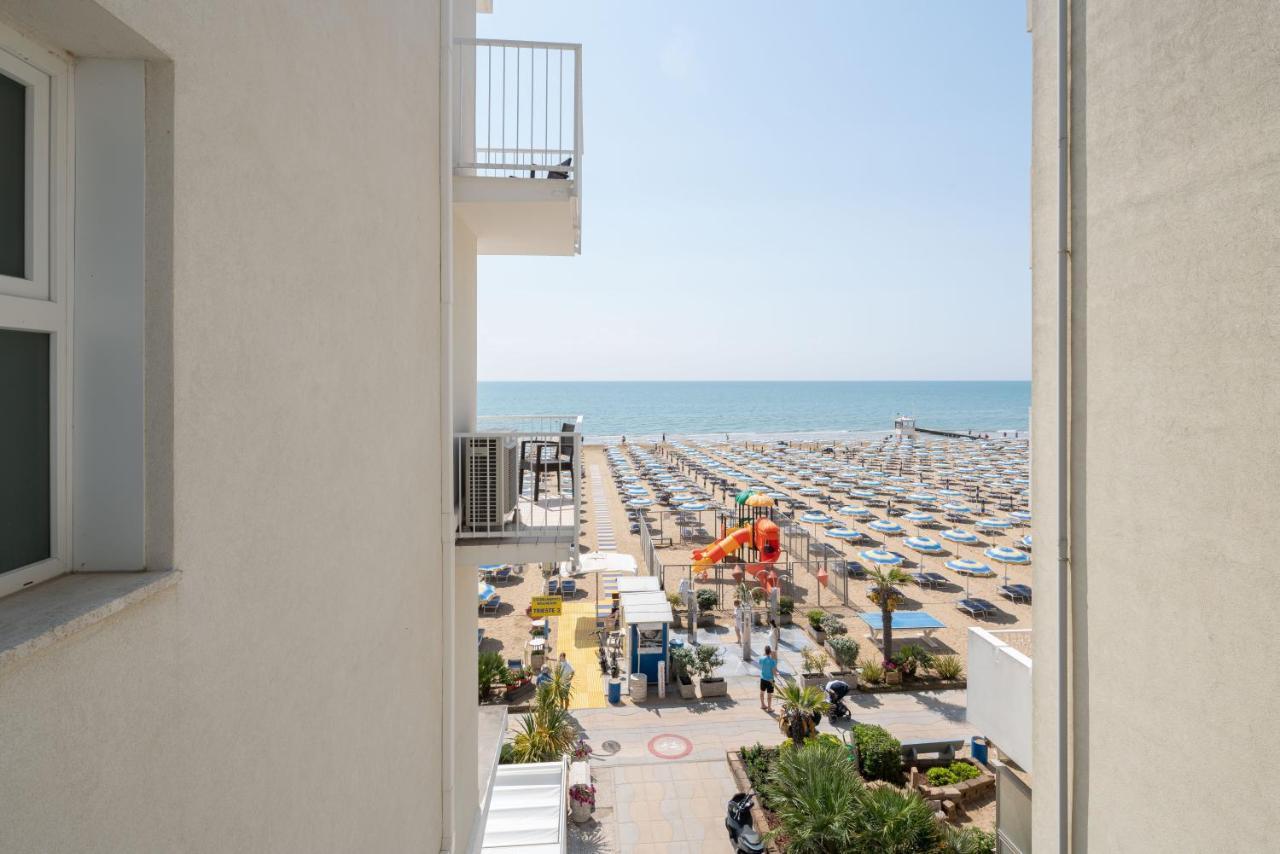 Hotel Boston 3 Stelle Superior Frontemare Лідо-ді-Єзоло Екстер'єр фото