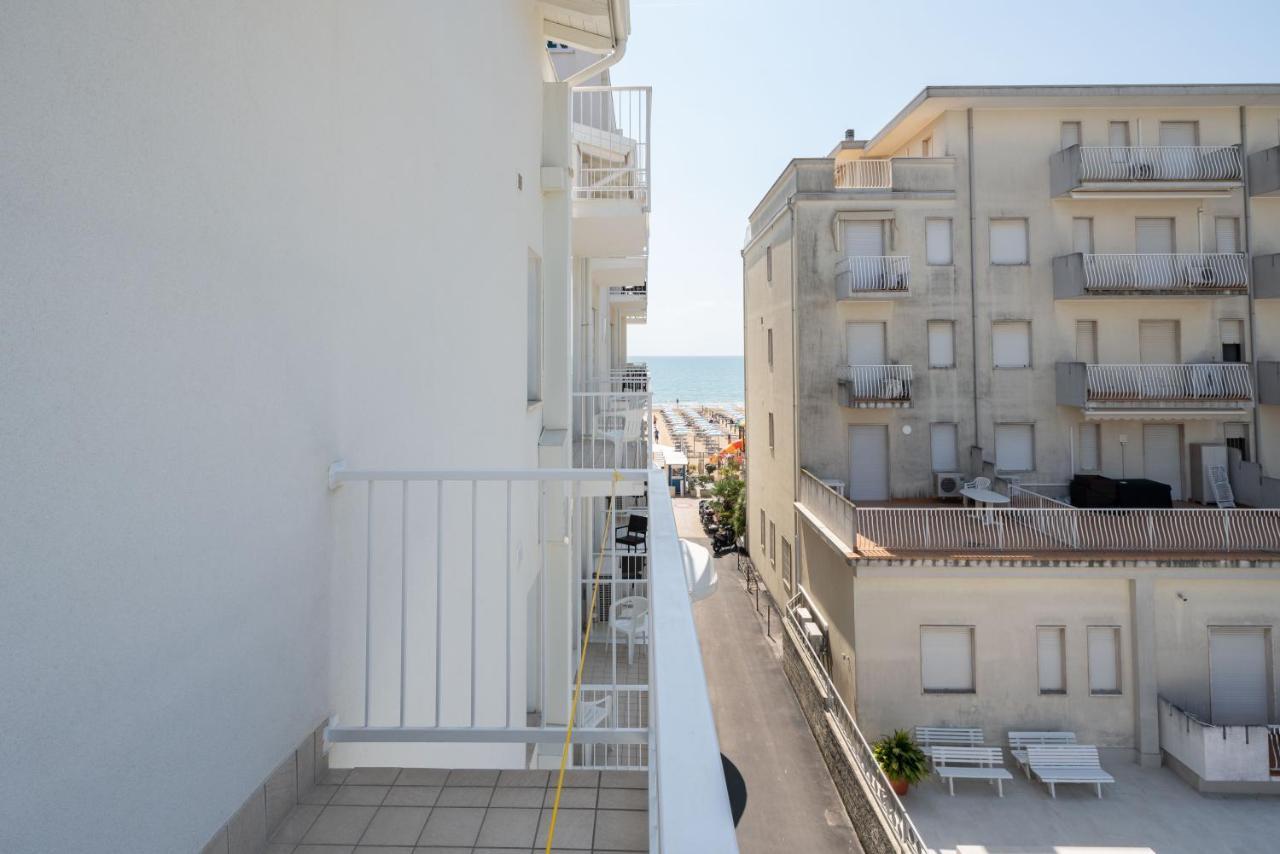Hotel Boston 3 Stelle Superior Frontemare Лідо-ді-Єзоло Екстер'єр фото