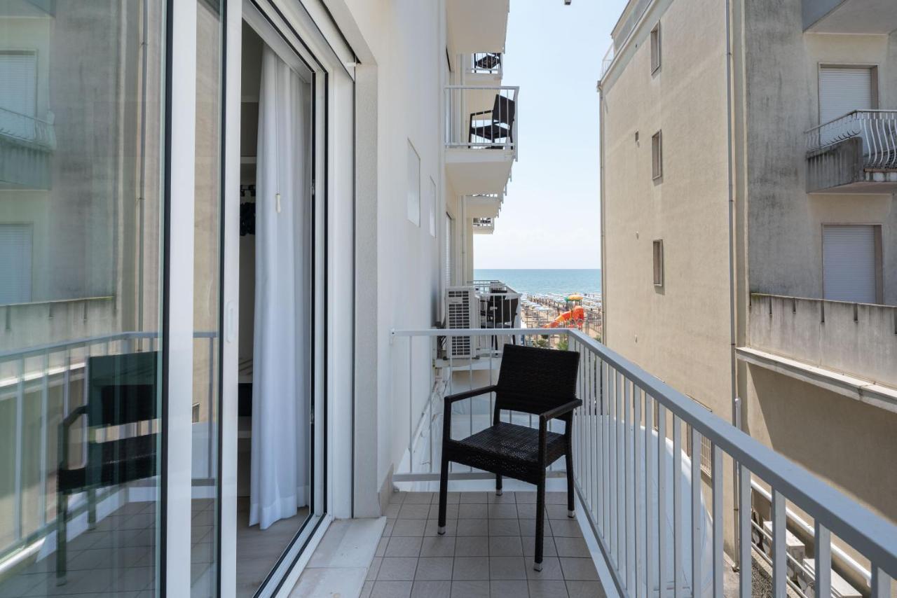 Hotel Boston 3 Stelle Superior Frontemare Лідо-ді-Єзоло Екстер'єр фото